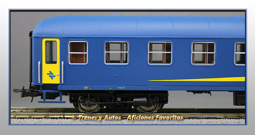 Coche pasajeros Serie 8000 BB-8896 2ª Clase - Renfe