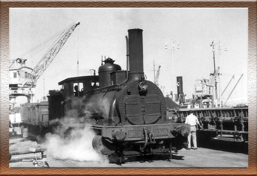 Locomotora vapor con ténder 030-2332 - Renfe