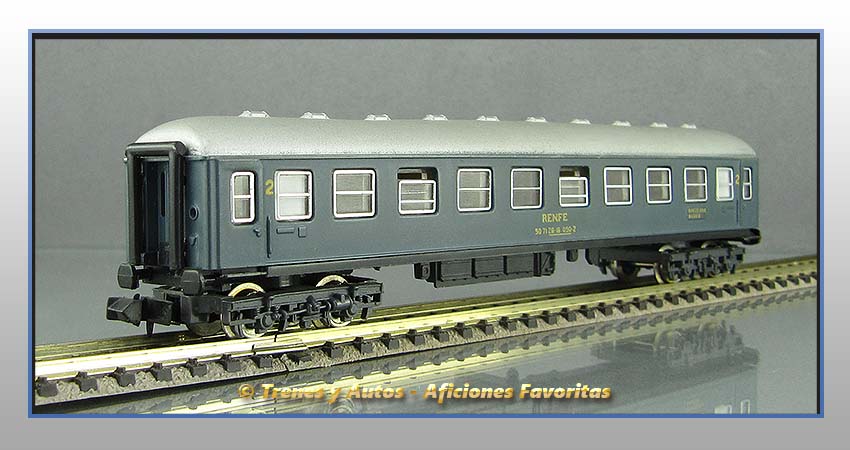 Coche pasajeros Serie 8000 2ª Clase RENFE