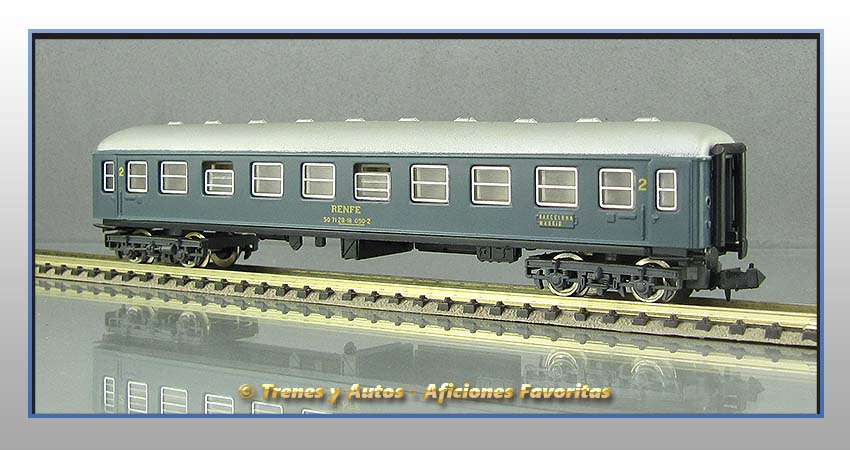 Coche pasajeros Serie 8000 2ª Clase RENFE