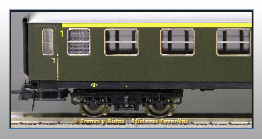 Coche pasajeros Serie 8000 AA-8033 - Renfe