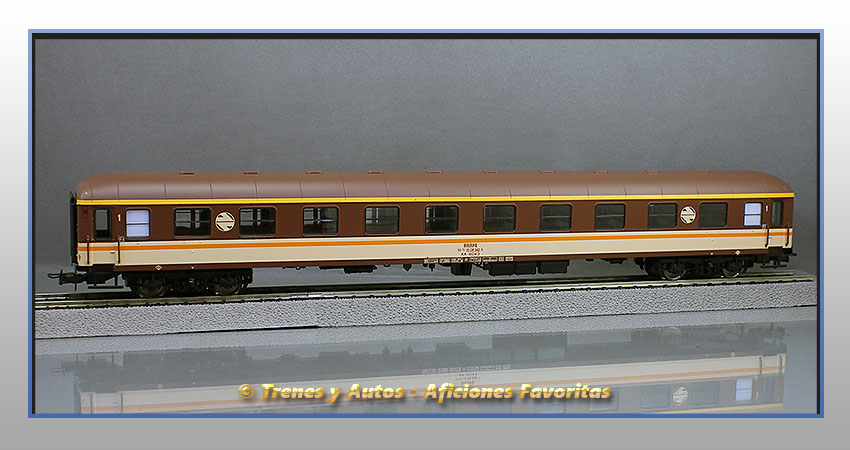 Coche pasajeros Serie 8000 "Estrella" AA-8043 - Renfe