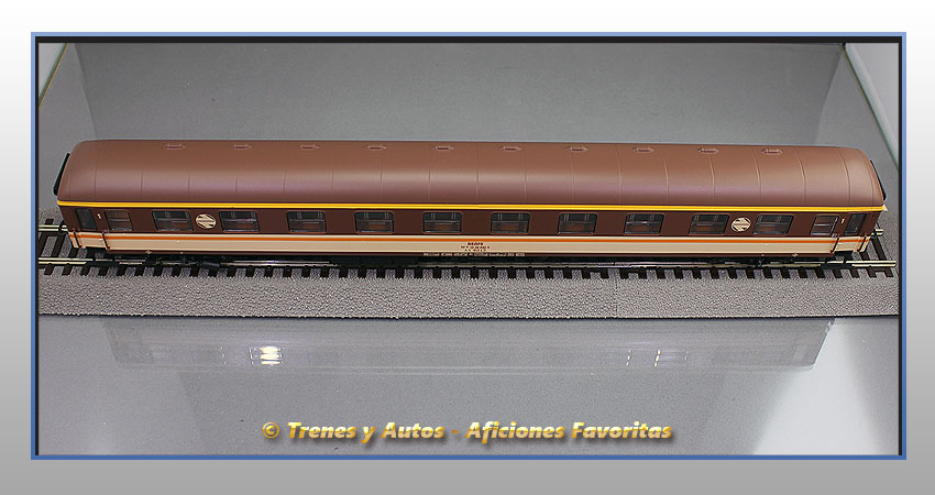 Coche pasajeros Serie 8000 "Estrella" AA-8043 - Renfe