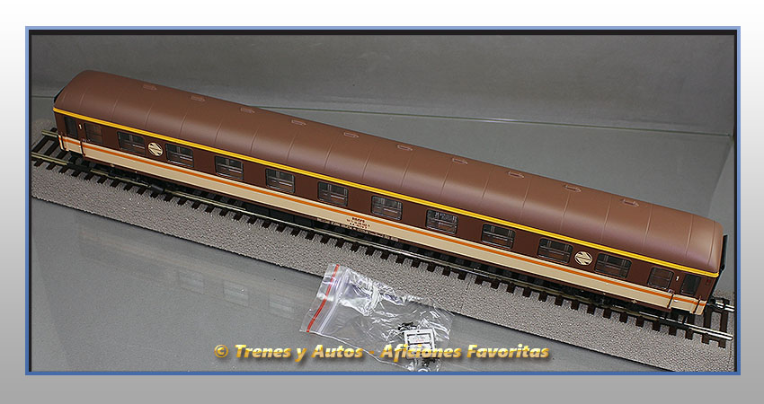 Coche pasajeros Serie 8000 "Estrella" AA-8043 - Renfe