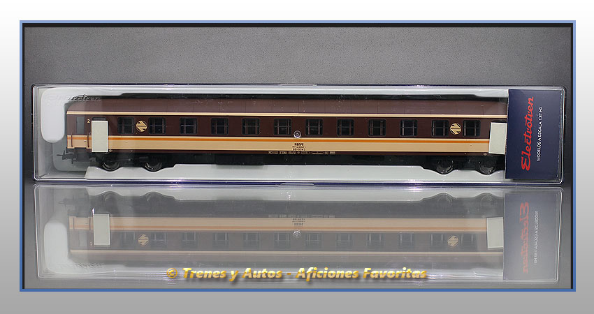 Coche pasajeros Serie 8000 "Estrella" BB-8547 2ª Clase - Renfe