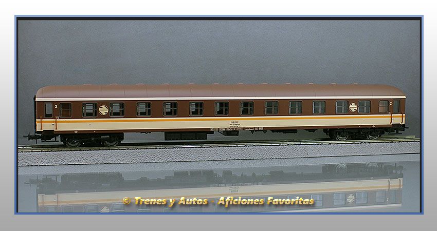 Coche pasajeros Serie 8000 "Estrella" BB-8547 2ª Clase - Renfe