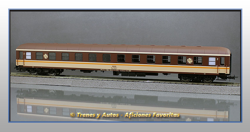 Coche pasajeros Serie 8000 "Estrella" BB-8547 2ª Clase - Renfe