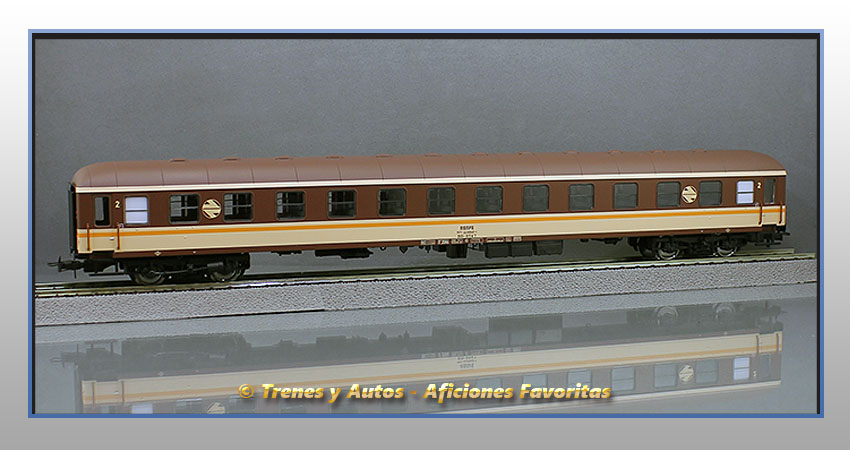 Coche pasajeros Serie 8000 "Estrella" BB-8547 2ª Clase - Renfe