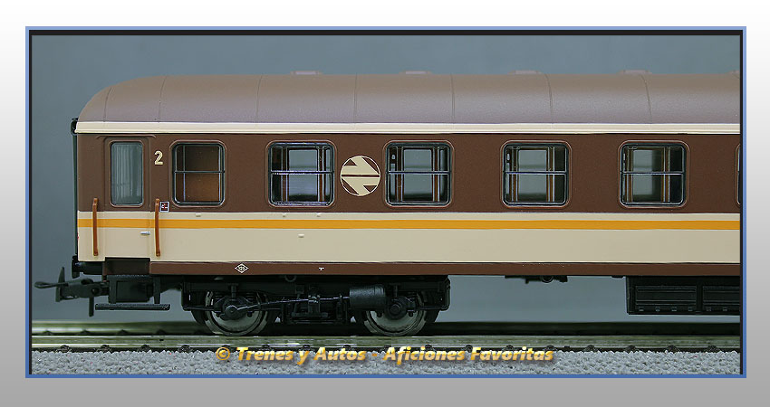 Coche pasajeros Serie 8000 "Estrella" BB-8547 2ª Clase - Renfe