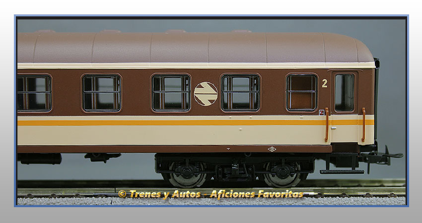 Coche pasajeros Serie 8000 "Estrella" BB-8547 2ª Clase - Renfe