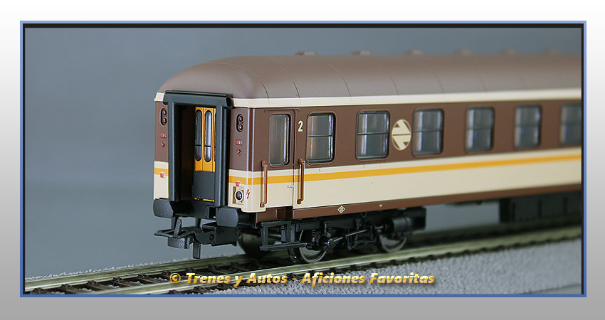 Coche pasajeros Serie 8000 "Estrella" BB-8547 2ª Clase - Renfe