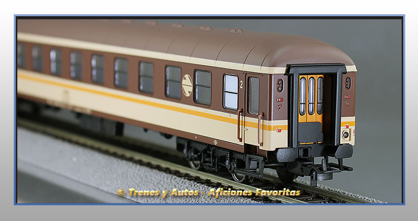 Coche pasajeros Serie 8000 "Estrella" BB-8547 2ª Clase - Renfe