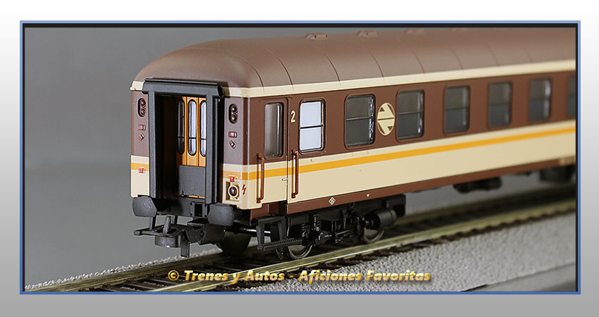 Coche pasajeros Serie 8000 "Estrella" BB-8547 2ª Clase - Renfe
