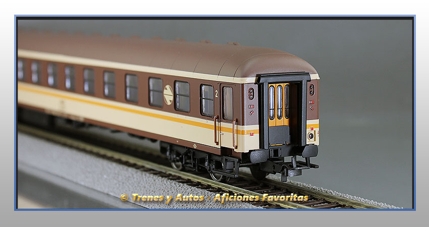 Coche pasajeros Serie 8000 "Estrella" BB-8547 2ª Clase - Renfe