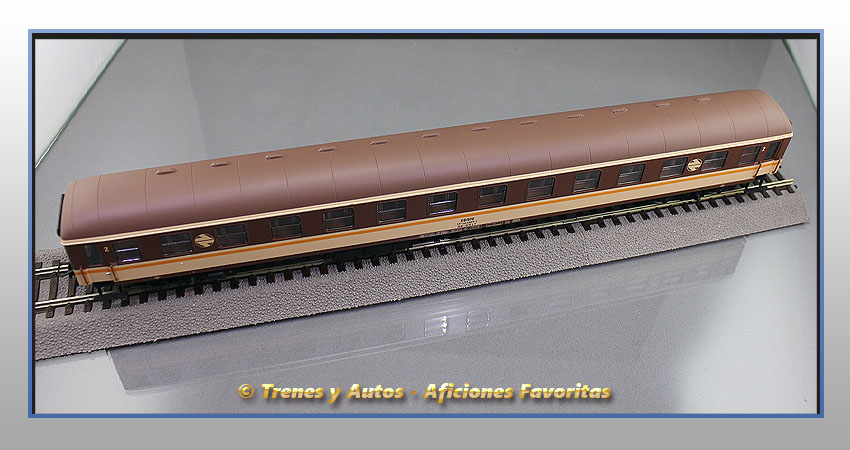 Coche pasajeros Serie 8000 "Estrella" BB-8547 2ª Clase - Renfe