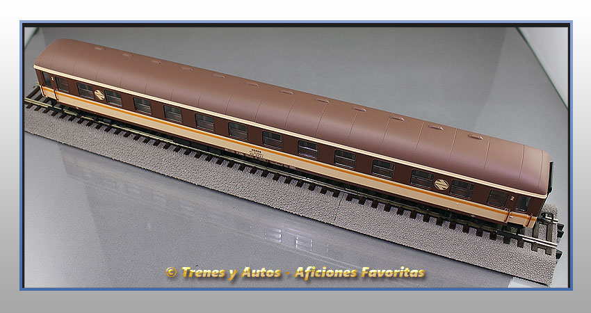 Coche pasajeros Serie 8000 "Estrella" BB-8547 2ª Clase - Renfe