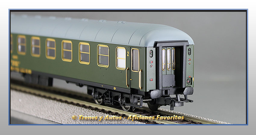 Coche pasajeros Serie 8000 BB-8640 2ª Clase - Renfe