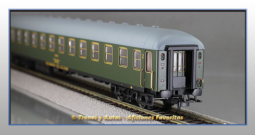 Coche pasajeros Serie 8000 BB-8705 2ª Clase - Renfe
