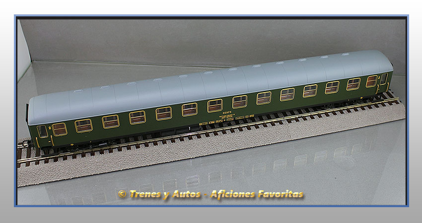 Coche pasajeros Serie 8000 BB-8705 2ª Clase - Renfe
