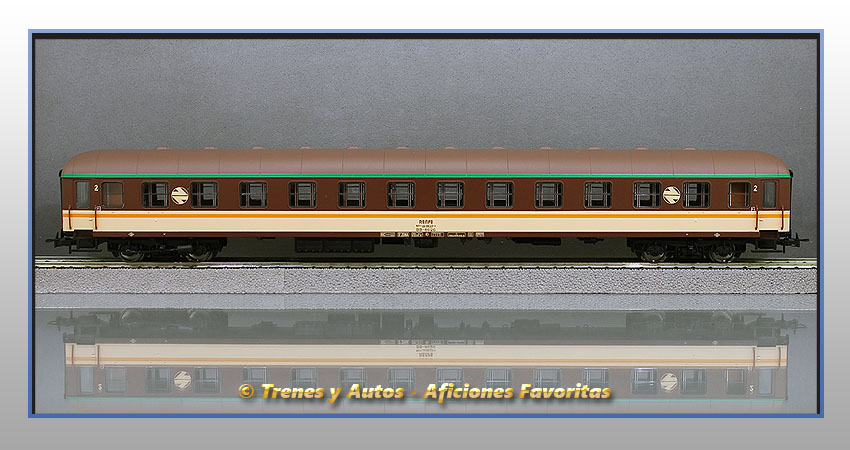 Coche pasajeros Serie 8000 "Estrella" BB-8626 - 2ª Clase - Renfe