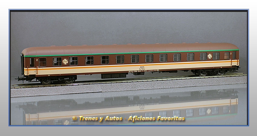 Coche pasajeros Serie 8000 "Estrella" BB-8626 - 2ª Clase - Renfe