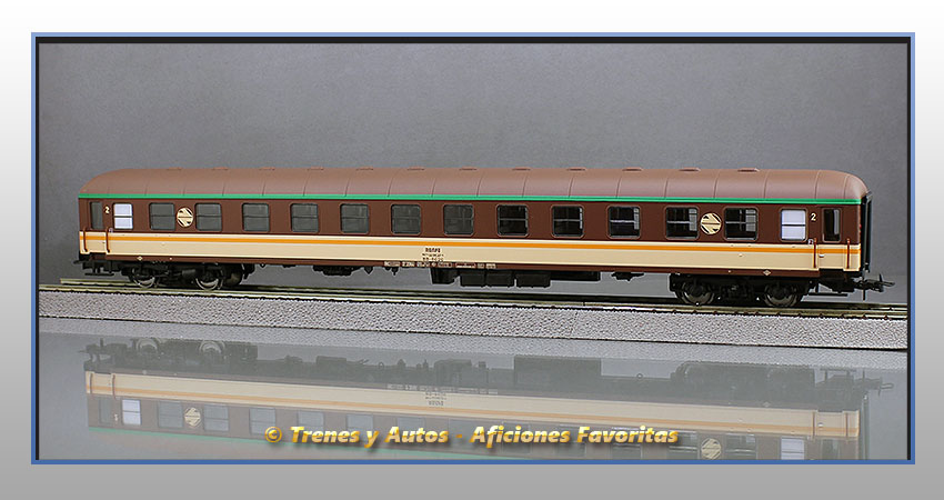 Coche pasajeros Serie 8000 "Estrella" BB-8626 - 2ª Clase - Renfe