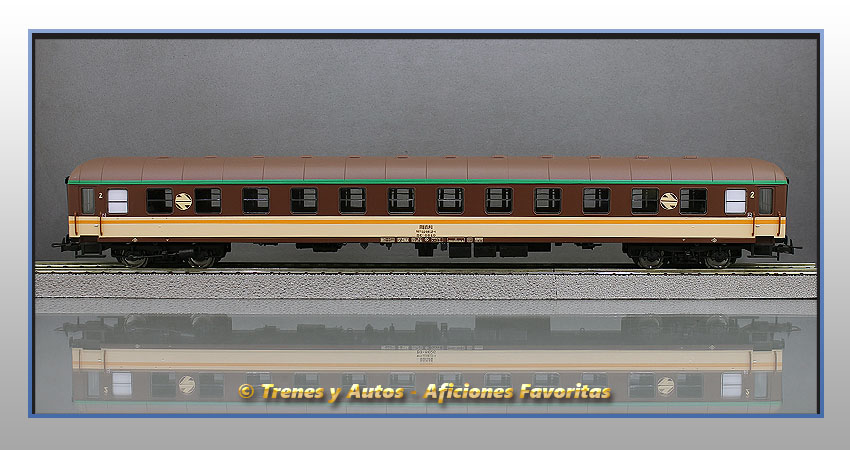 Coche pasajeros Serie 8000 "Estrella" BB-8626 - 2ª Clase - Renfe