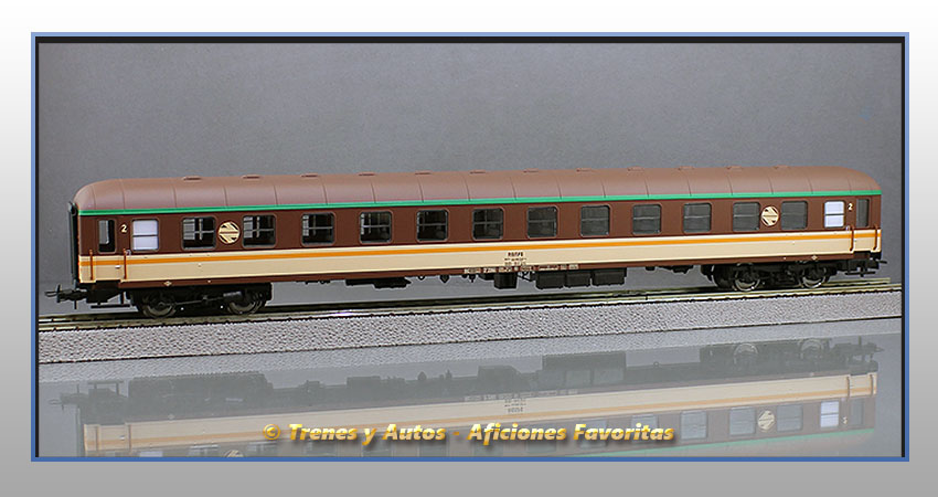 Coche pasajeros Serie 8000 "Estrella" BB-8626 - 2ª Clase - Renfe
