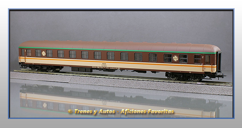 Coche pasajeros Serie 8000 "Estrella" BB-8626 - 2ª Clase - Renfe