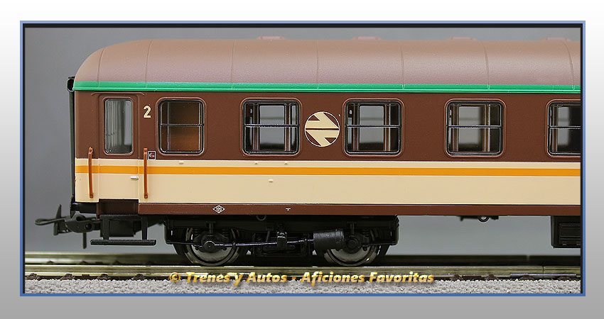 Coche pasajeros Serie 8000 "Estrella" BB-8626 - 2ª Clase - Renfe