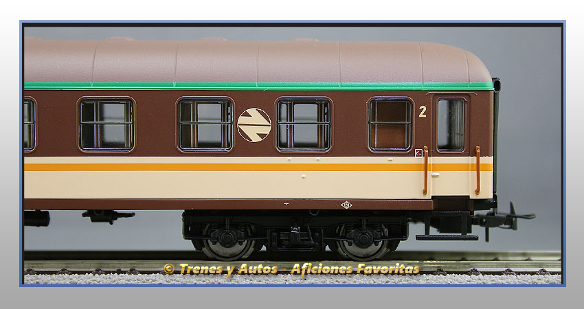 Coche pasajeros Serie 8000 "Estrella" BB-8626 - 2ª Clase - Renfe