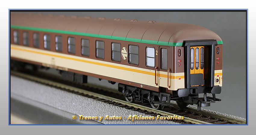 Coche pasajeros Serie 8000 "Estrella" BB-8626 - 2ª Clase - Renfe