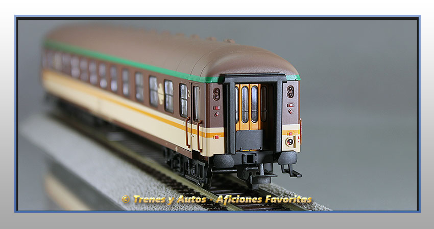 Coche pasajeros Serie 8000 "Estrella" BB-8626 - 2ª Clase - Renfe