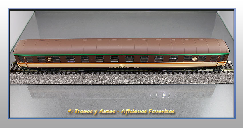 Coche pasajeros Serie 8000 "Estrella" BB-8626 - 2ª Clase - Renfe