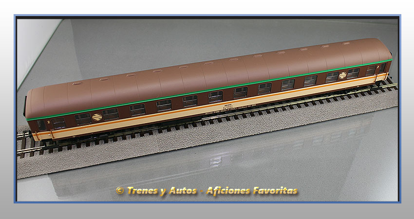 Coche pasajeros Serie 8000 "Estrella" BB-8626 - 2ª Clase - Renfe