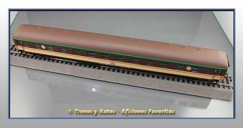 Coche pasajeros Serie 8000 "Estrella" BB-8626 - 2ª Clase - Renfe