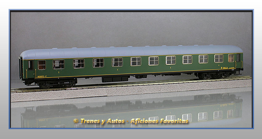 Coche pasajeros Serie 8000 AA-8073 1ª Clase - Renfe