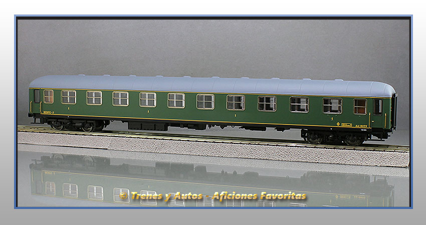 Coche pasajeros Serie 8000 AA-8073 1ª Clase - Renfe