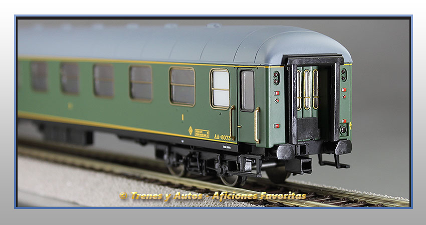 Coche pasajeros Serie 8000 AA-8073 1ª Clase - Renfe