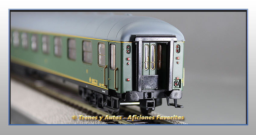 Coche pasajeros Serie 8000 AA-8073 1ª Clase - Renfe