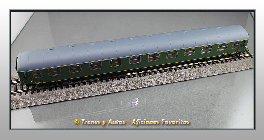 Coche pasajeros Serie 8000 AA-8073 1ª Clase - Renfe