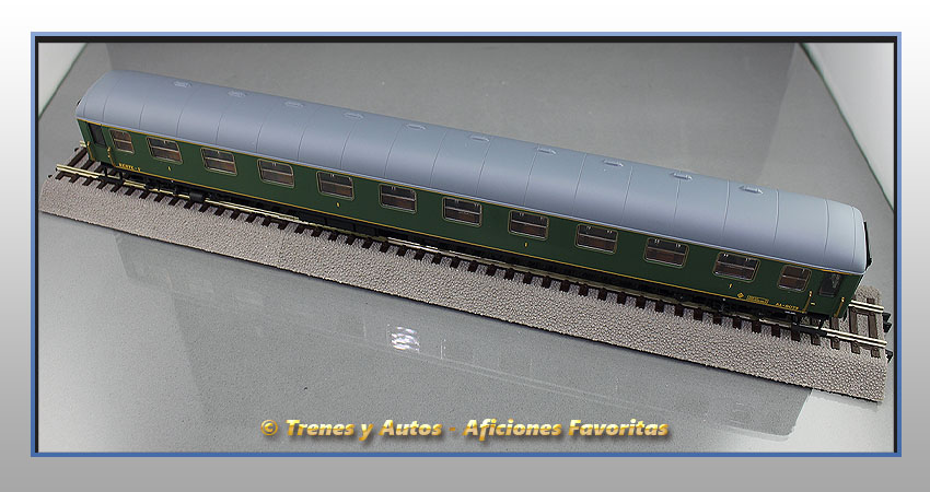 Coche pasajeros Serie 8000 AA-8073 1ª Clase - Renfe