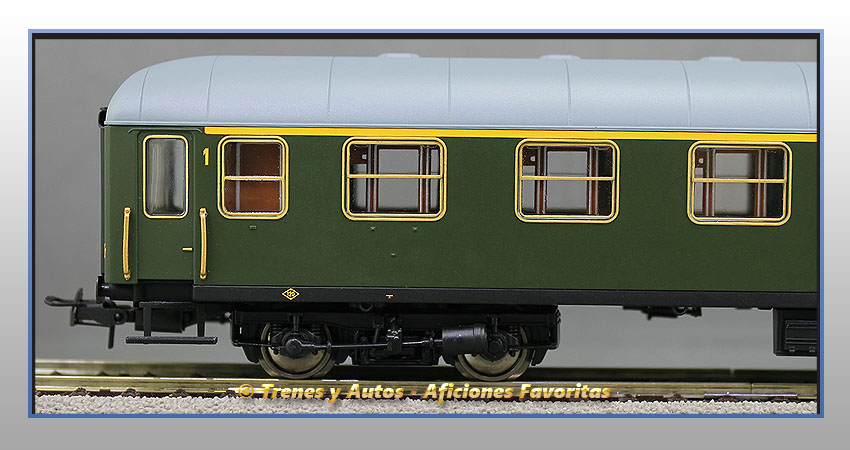 Coche pasajeros Serie 8000 AA-8098 1ª Clase - Renfe