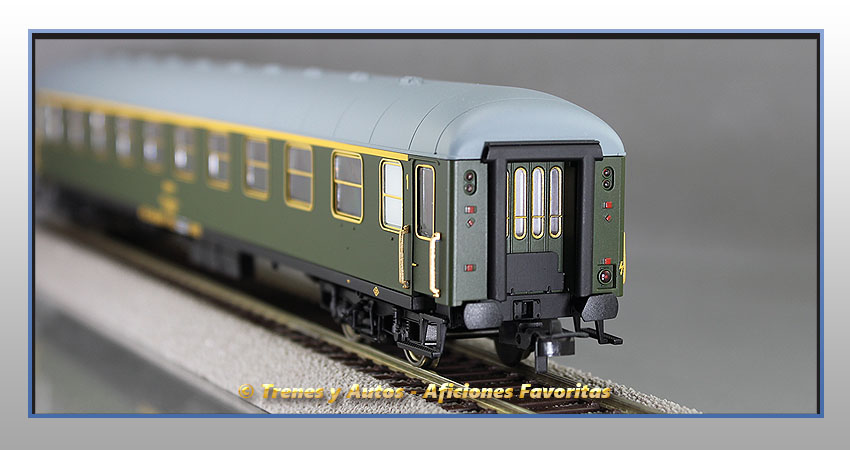 Coche pasajeros Serie 8000 AA-8098 1ª Clase - Renfe