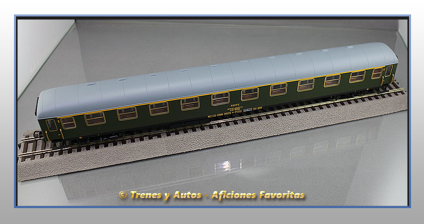 Coche pasajeros Serie 8000 AA-8098 1ª Clase - Renfe