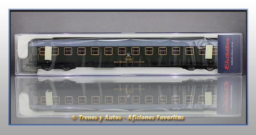 Coche pasajeros Serie 8000 BB-8945 2ª Clase - Renfe