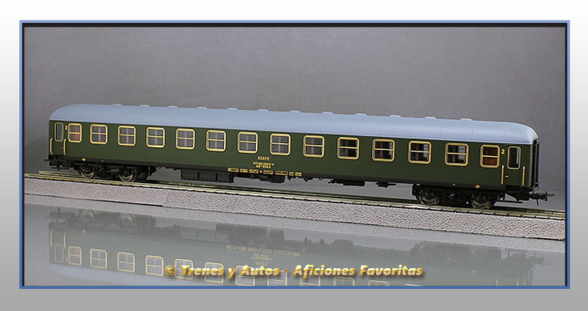 Coche pasajeros Serie 8000 BB-8945 2ª Clase - Renfe