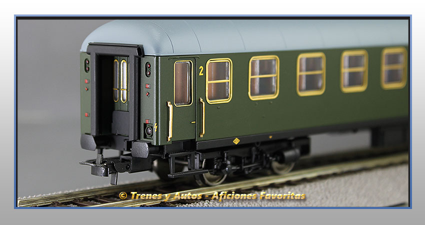 Coche pasajeros Serie 8000 BB-8945 2ª Clase - Renfe