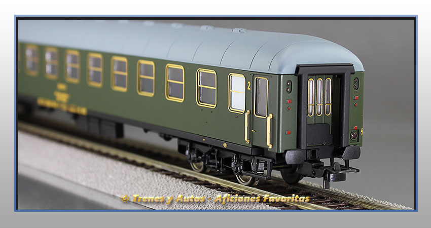 Coche pasajeros Serie 8000 BB-8945 2ª Clase - Renfe
