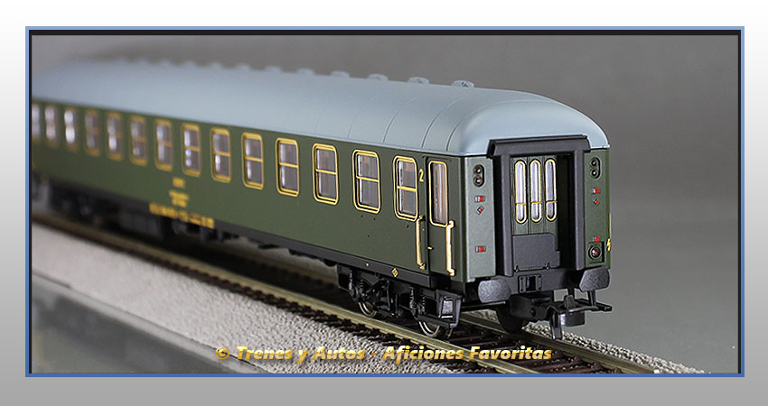 Coche pasajeros Serie 8000 BB-8945 2ª Clase - Renfe